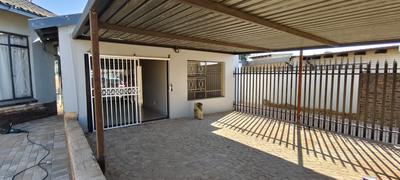 Apartment / Flat For Rent in Aston Manor, Kempton Park